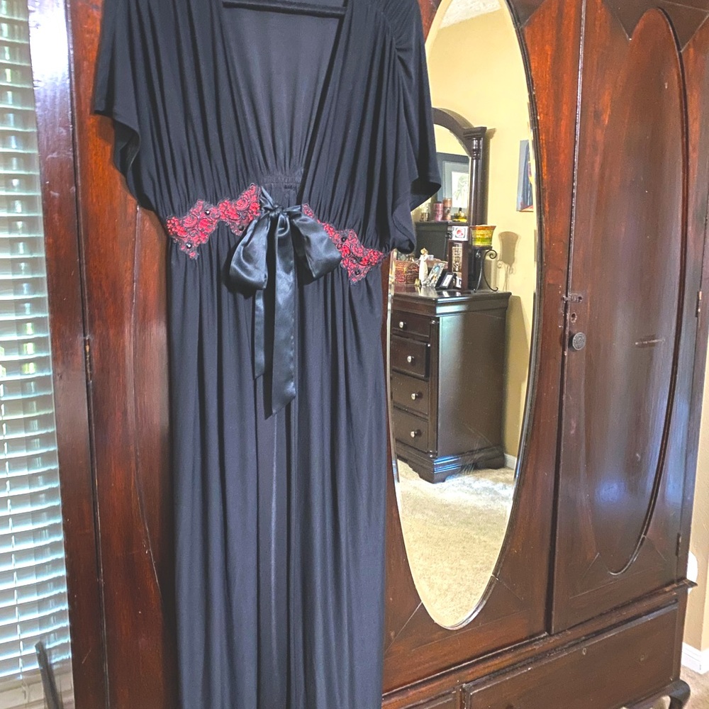 Gorgeous nwot robe from Soma!!  Bought a M, needed a L. Lounge in sexy luxury